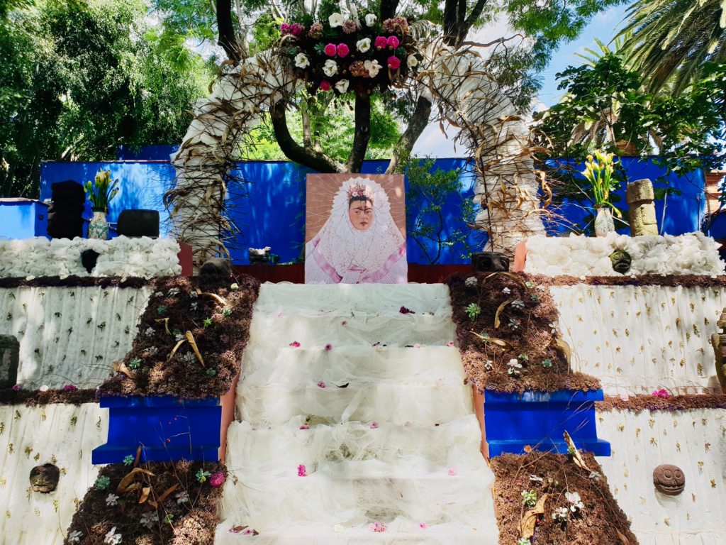 frida kahlo blue house