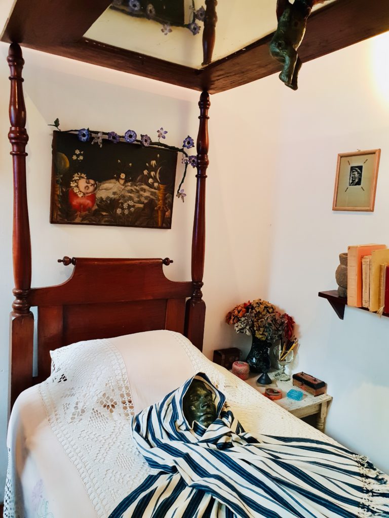 frida kahlo bed